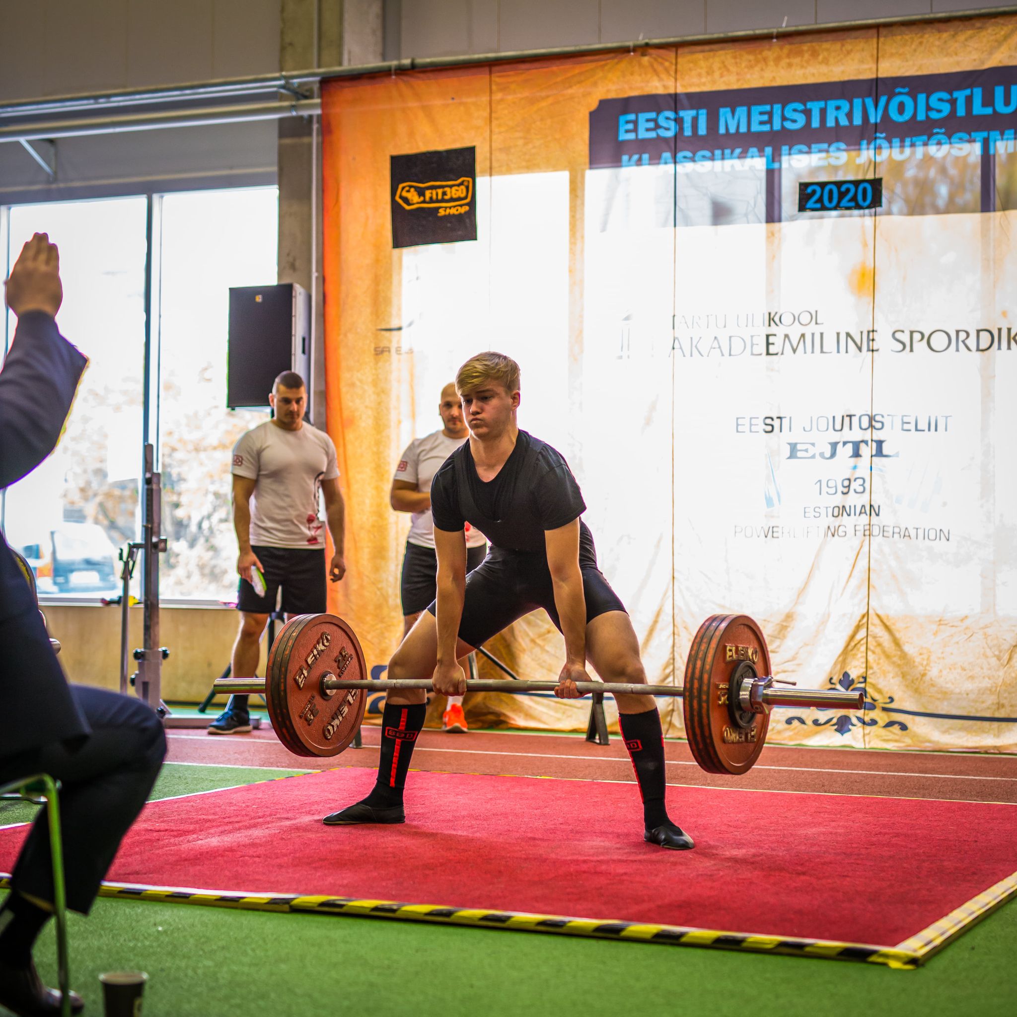 Noormees sooritab jõutõstmise harjutust - jõutõmme