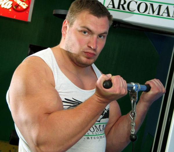 Spordiklubi jousport treener Tarmo Mitt treenimas biitsepseid.