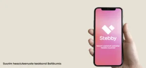 käsi hoidmas mobiiltelefoni, millel on stebby äpp'i logo ja slogan seletamaks kuidas osta stebby pilet sk jõuspordi tartu saali