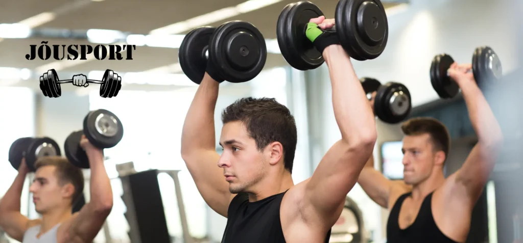 Mehed jõusaalis õlga treenimas - harjutus, kus tõstetakse hantlid küljepealt õlakõrguselt pea kohale, üleskutse mees, tule trenni